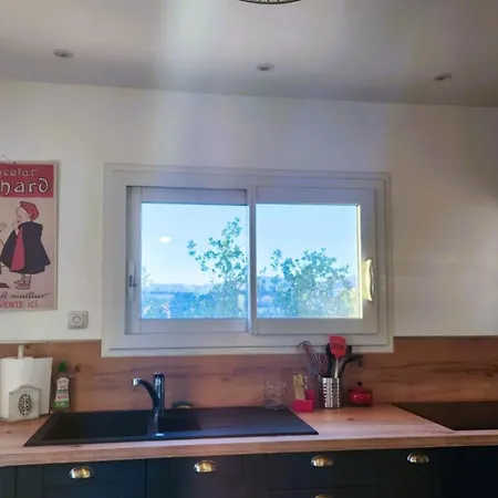 Pres De La Mere Yourhosthelper *