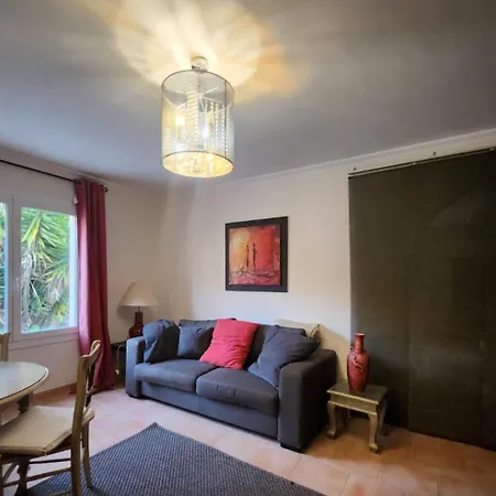 Pres De La Mere Yourhosthelper *